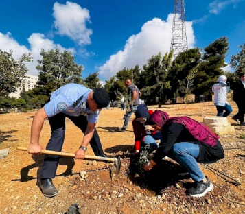 ضمن مشروع Time to Act المنفذ من قبل مؤسسة ACT لحل النزاعات بالشراكة مع الشرطة الفلسطينية وبدعم من GIZ,الشرطة تحيي فعاليات يوم النظافة العالمي