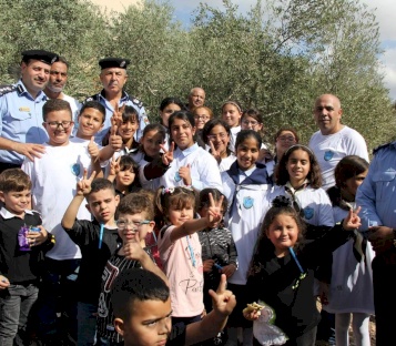 مساعدة المزارعين في قطف ثمار الزيتون  ضمن حملة الشراكة المجتمعية للشرطة الفلسطينية مع المجتمع المحلي 