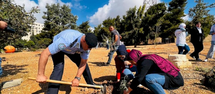 ضمن مشروع Time to Act المنفذ من قبل مؤسسة ACT لحل النزاعات بالشراكة مع الشرطة الفلسطينية وبدعم من GIZ,الشرطة تحيي فعاليات يوم النظافة العالمي