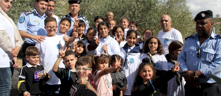 Helping farmers in picking olives as part of the Palestinian Police’s community partnership campaign with the local community